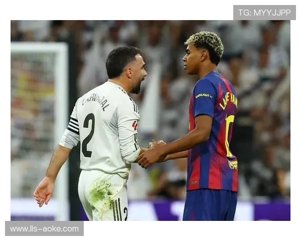 巴萨球员亚马尔与佩德里配合默契，引发主场球迷欢呼